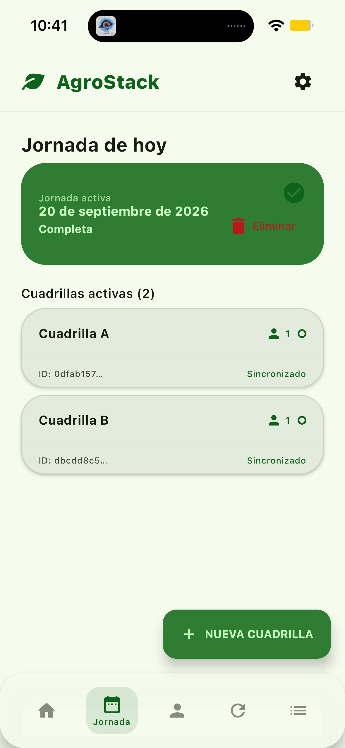 Captura de pantalla de AgroStack mostrando la jornada activa del día y la lista de cuadrillas con su estado de sincronización.