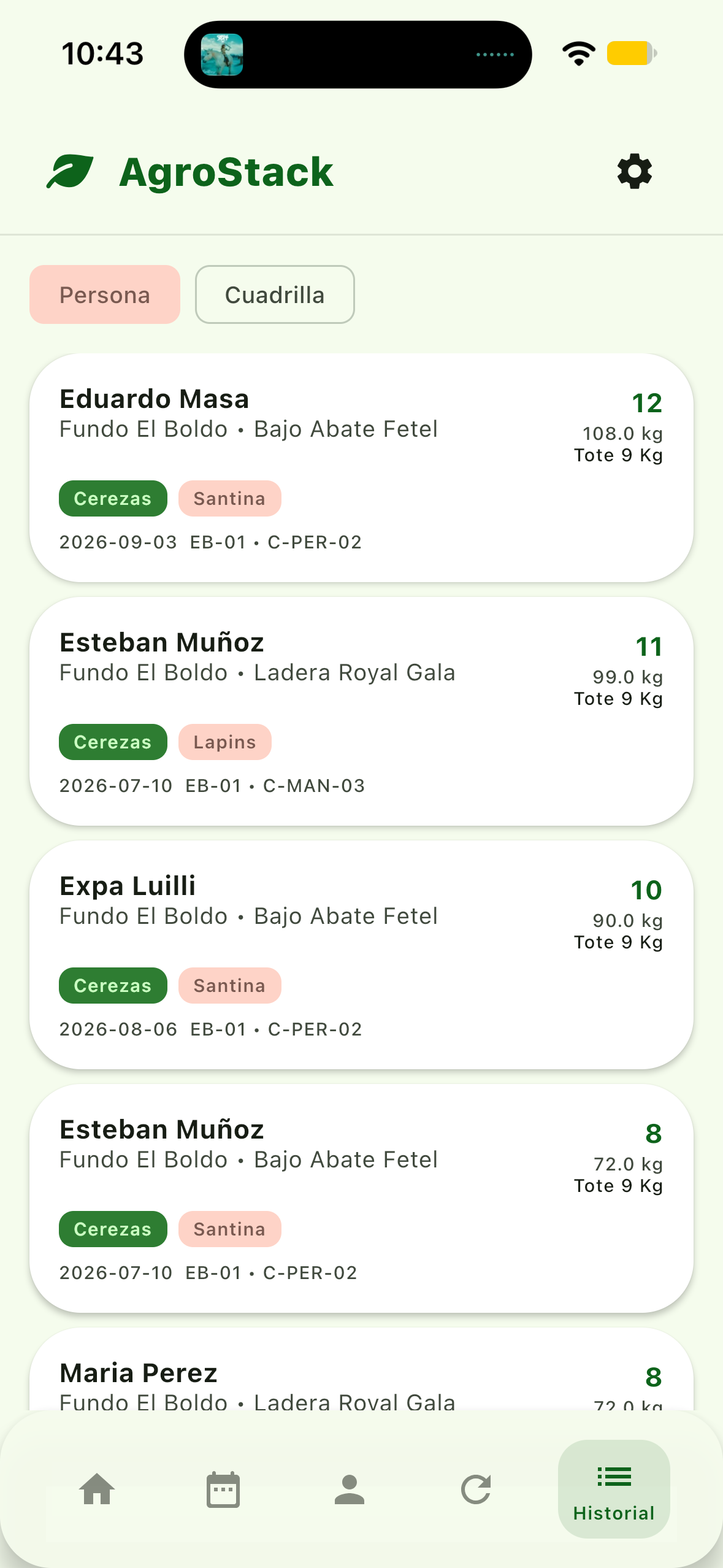 Captura de pantalla de AgroStack mostrando el historial de registros de cosecha filtrado por persona, con cantidades y peso por trabajador.